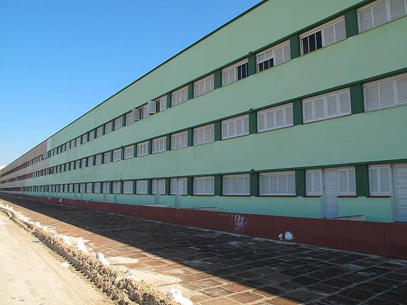 O tradicional condomínio Quebra-mar, na orla de Tramandaí, com 268 apartamentos e mais de 1.000 veranistas. Arquitetura (???) dos anos 60 (foto da internet)